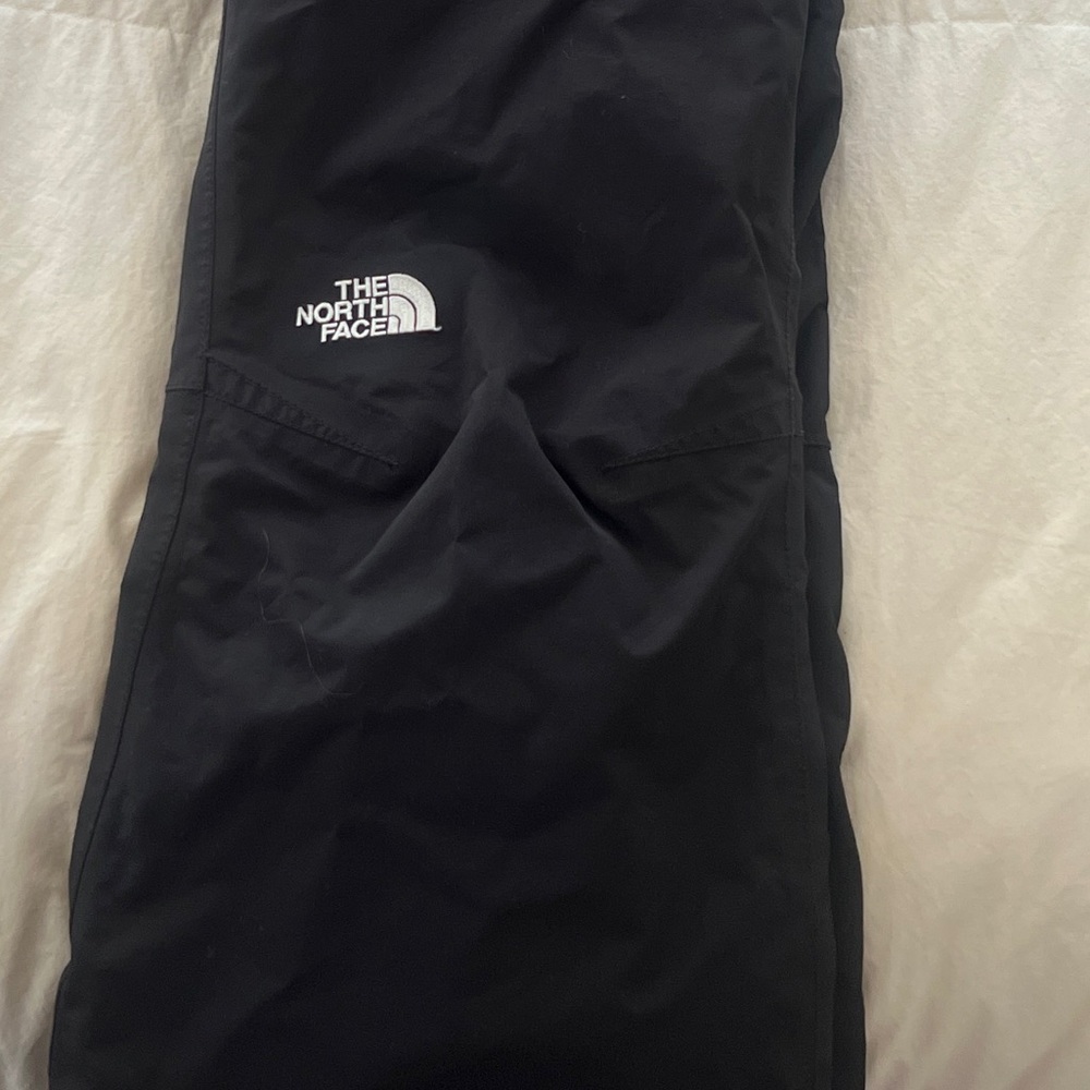 Women’s Northface Snowpants
Excellent used condition 
Smoke/pet free home